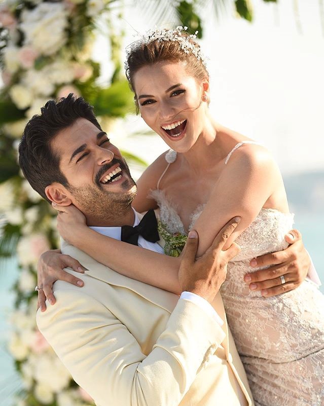 Fahriye Evcen ve Burak Özçivit nişanlandı Fahriye Evcen ve Burak Özçivit nişanlandı